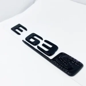 Mercedes Benz E63s emblem E63 S Motorkod (Välj Färg: Blanksvart)